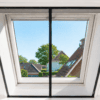 Ki-tec magnetisch vliegengordijn voor VELUX dakraam, gemonteerd op de houten betimmering.