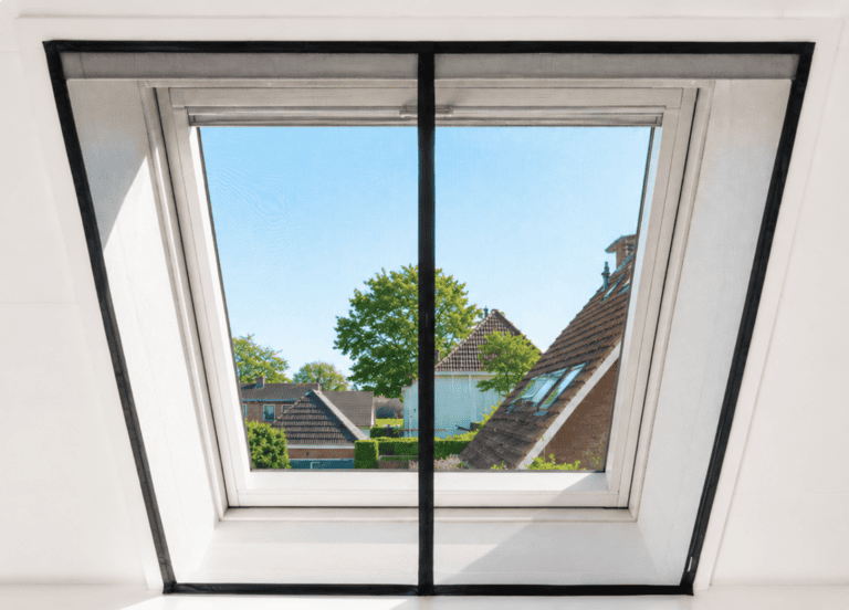 Ki-tec magnetisch vliegengordijn voor VELUX dakraam, gemonteerd op de houten betimmering.